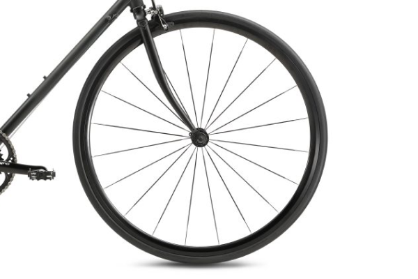 高剛性でエアロ効果が期待できるブレードタイプのスポークを採用。