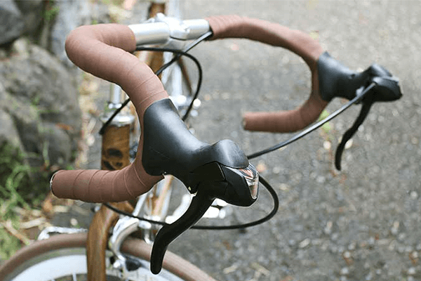 ハンドルにはデュアルコントロールレバーを搭載。特有の変速操作が楽しめる機能性モデル。