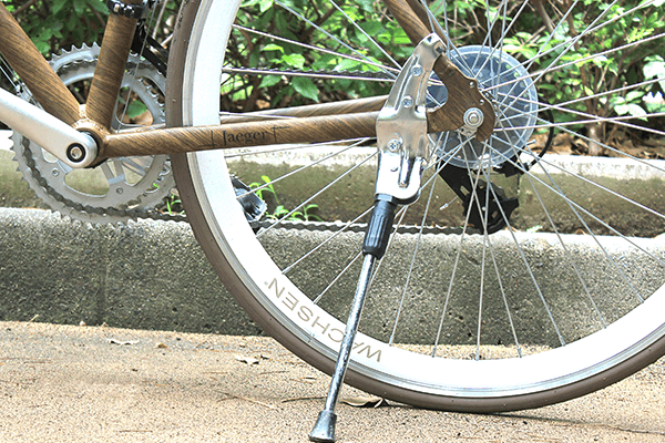 40mmの白いディープリム。清潔なカラーリングとともにボディの印象を引き締めます。