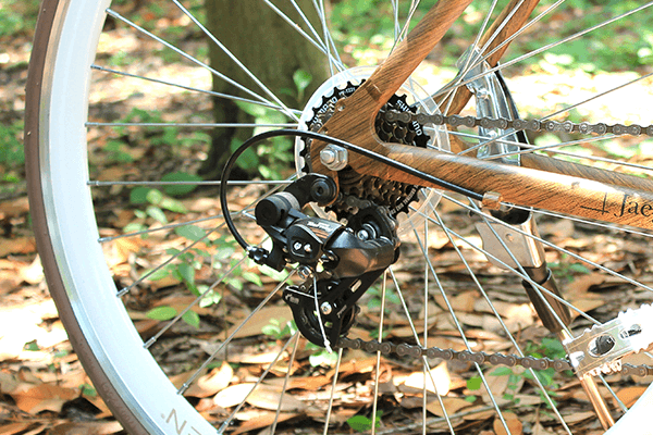 シマノ製ディレイラーが確実な変速を実現させます。