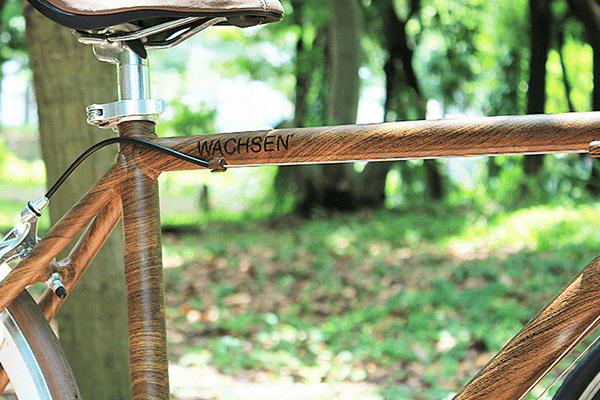 アルミに木目塗装を施したフレーム。