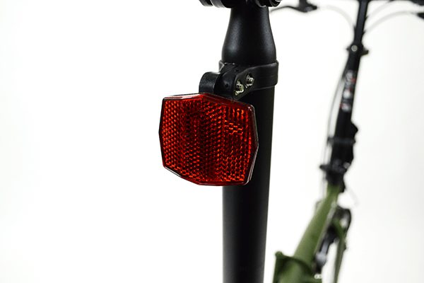 夜間の走行時に必須！反射板がシートポスト下に標準装備。