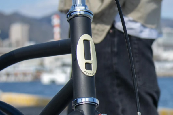 オーバル形状のヘッドバッジ