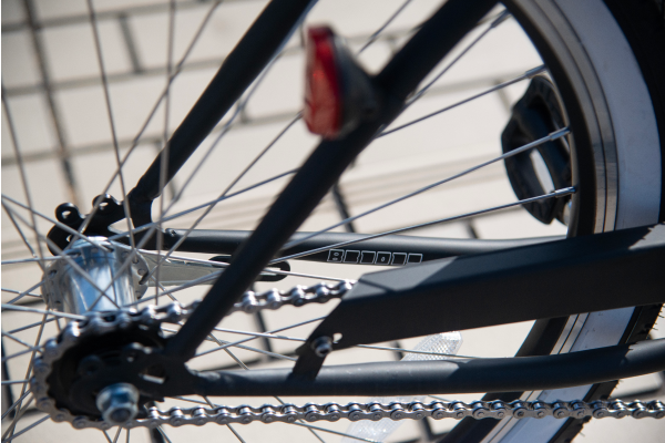 後輪は伝統的なビーチクルーザーを習ったコースターブレーキ仕様。ペダルを逆回転するとブレーキ機能が働く仕組みです。