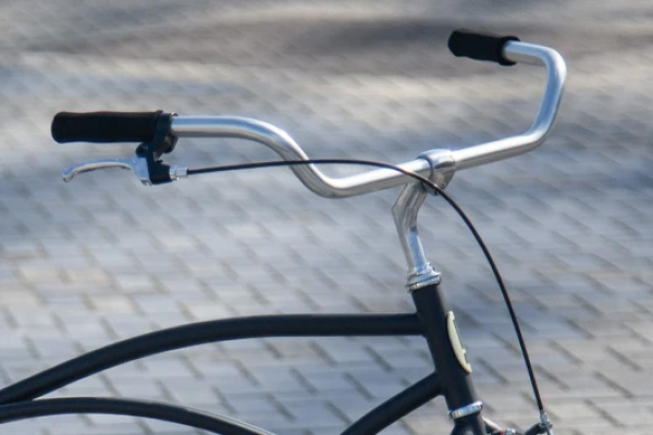 ビーチクルーザーらしい幅広のハンドル※後輪はコースターブレーキの為ブレーキレバーはフロント用のみになります。