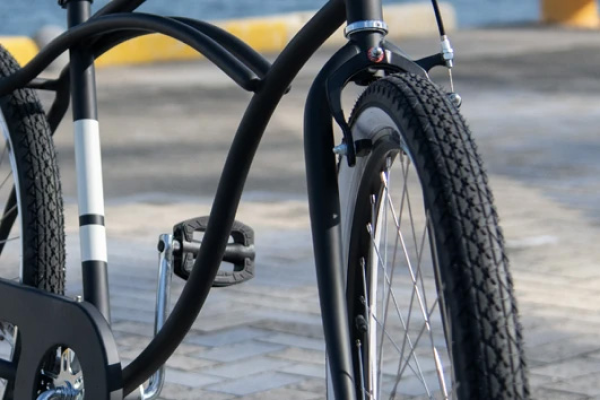 26" x 2.125" の太めのタイヤを装備。