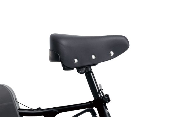 サドル下部に幅広ガードを設けることで、楽にスタンドが立てられます。