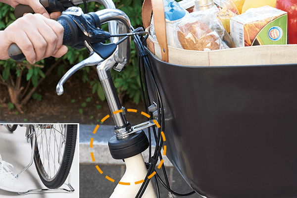 スタンドを立てると同時にハンドルを固定して駐輪中の転倒を防ぎます。