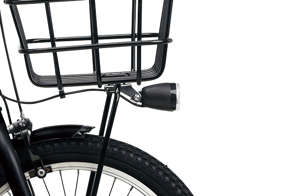 リフレクター一体式で暗い夜道でも地面をワイドに明るく照らします。