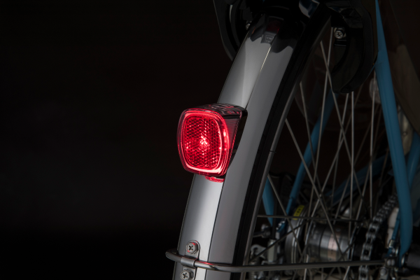 2023モデルからは太陽光で充電し、暗くなると自動で点滅リフレクター周りを発光させることで高い被視認性を実現。