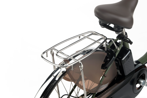 2023モデルからは27kgまで耐えられるステンレスリアキャリアを搭載。オプションでチャイルドシートの取り付けが可能です。