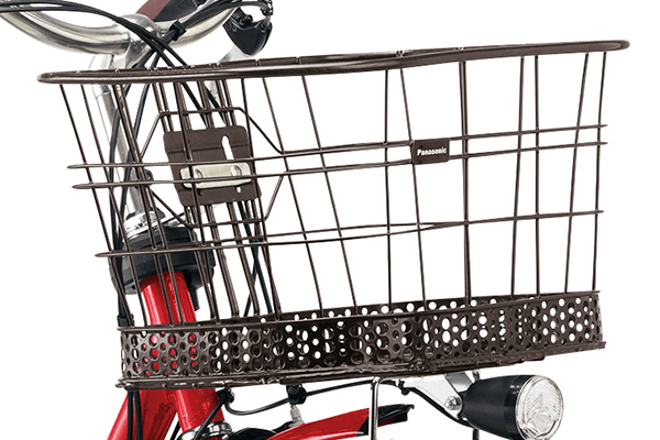 幅広で荷物を入れやすく、深さも十分なので落ちにくく、便利な前カゴです。