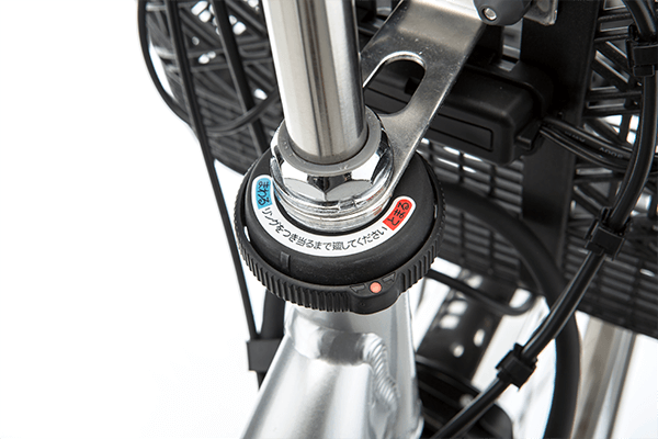 ハンドル部を固定し、駐輪時の転倒を防止します。※ハンドルを完全に固定する機能ではありません。