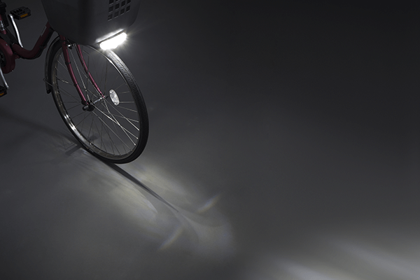 前方だけでなく、足元も照射することで、高い被視認性を実現。