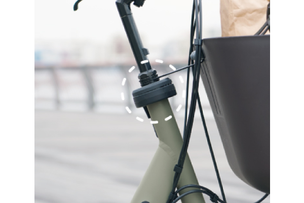 スタンドを立てると同時にハンドルも固定します。