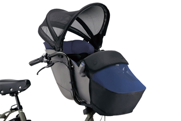 2021年モデルからはサンシェード、メッシュフットカバー標準装備でお子さまも快適なチャイルドシートを装備。