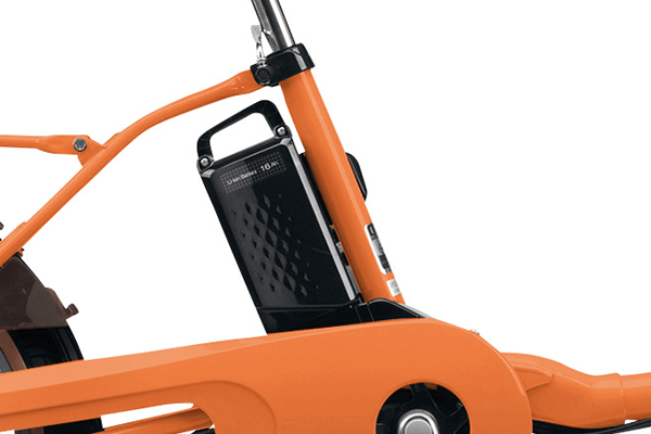 大容量のリチウムイオンバッテリーで、充電の手間を軽減。※画像の車体カラーは2019年モデルです