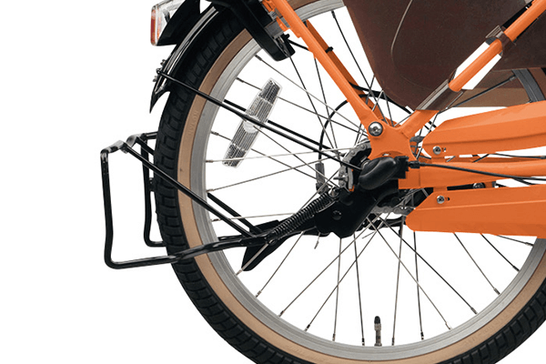 軽く踏むだけで、テコの原理で簡単に立てられます。※画像の車体カラーは2019年モデルです