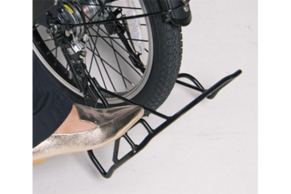 小柄な方も足が届きやすい設計でラクにスタンドが立てられる。