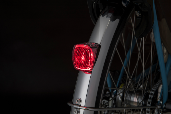 太陽光で充電し、暗くなると自動で点滅します。2023モデルからはリフレクターの周りも発光し更に視認性アップ。