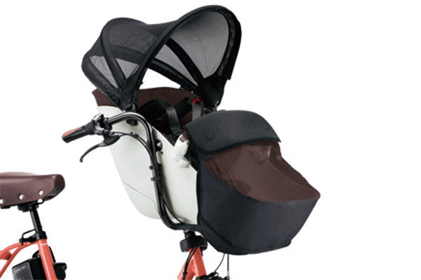 サンシェード、メッシュフットカバー標準装備でお子さまも快適なチャイルドシートです。
