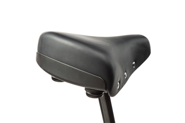 サドル下部に幅広ガードを設けることで、ラクにスタンドが立てられます。