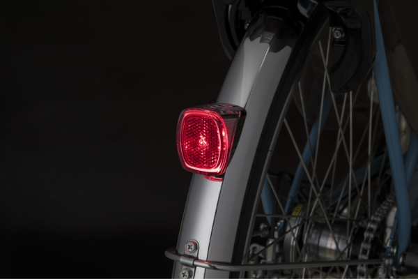 太陽光で充電し、暗くなると自動で点滅します。2023モデルからはリフレクターの周りも発光し更に視認性アップ。