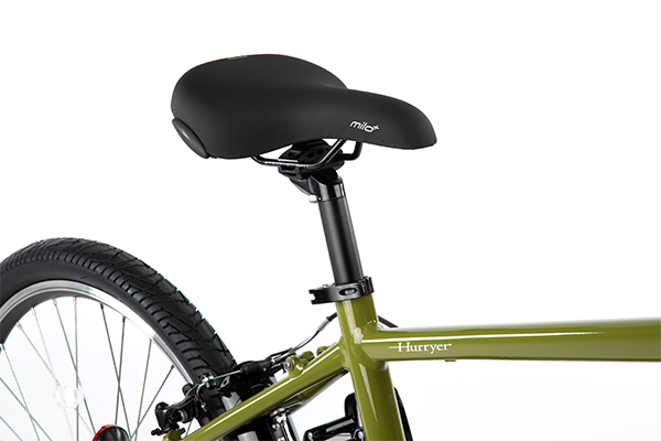 長距離走行でも疲れにくい幅172mmのワイドサドル（SELLE ROYAL MILO PLUS）。