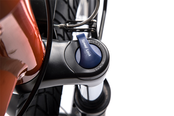 平坦路やパワーを逃したくない時は、サスペンションをロックすることで、走行性能がアップします。下りや路面の凸凹が多い時はオープンにすることで、走行中の衝撃を緩和。※21年モデルのみ