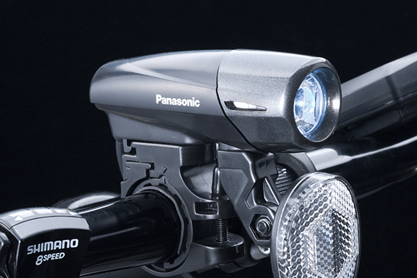 LEDランプが暗い夜道を照らします。暗くなると自動で点灯するオートライト機能付。