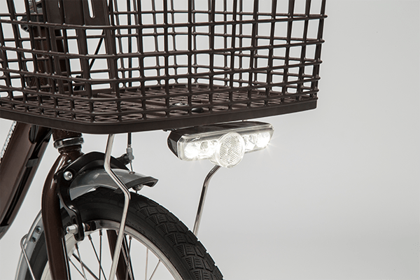 2020年モデル以降は19年モデルの約3倍の明るさにパワーアップ！照射範囲が広くなった前照灯が前方だけでなく、足元も照射することで高い被視認性を実現。