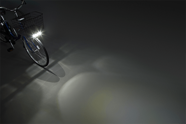 2020年モデル以降は19年モデルの約3倍の明るさにパワーアップ！照射範囲が広くなった前照灯が前方だけでなく、足元も照射することで高い被視認性を実現。