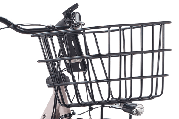 幼稚園の荷物や買い物にも便利な、大型フロントバスケットを標準装備。