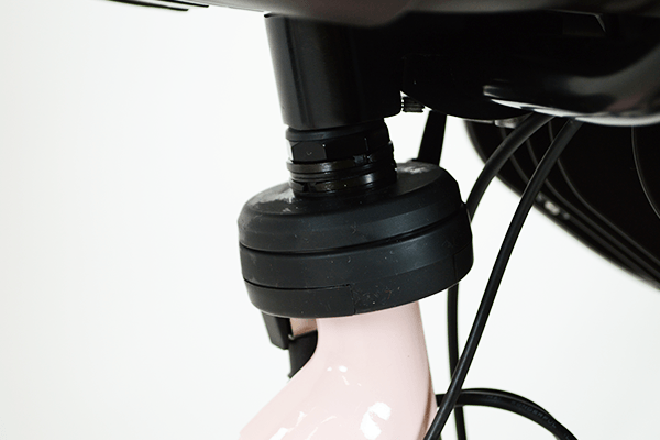 スタンドを立てると同時にハンドルを固定し、転倒を防止。