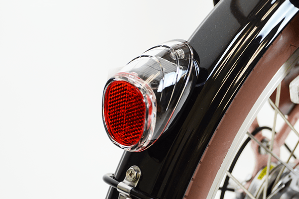 太陽光で充電。周りの明るさと振動を感知し自動点滅するので夜間の走行も安心です。