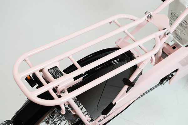 子乗せが取り付け可能な荷台を装備。重さ27kgまで耐えられます。