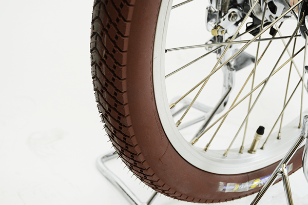 特殊合成シートを内層し、パンクに強く、走行抵抗も軽いタイヤを使用。