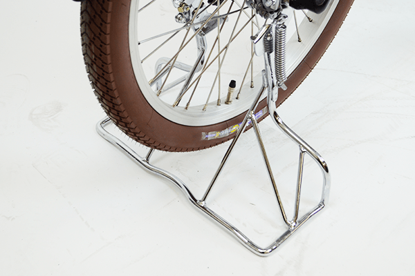 テコの原理でラクにスタンドが立てられ操作性もアップ！幅が広く、停めた後でも倒れにくいように設計。