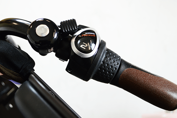 ハンドルを握ったままギアを変更できる、シマノ製のグリップシフトを採用。