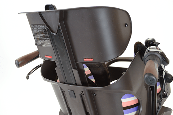 片手でラクに引き上げることができるので、お子様のポジションを簡単8段階調整！