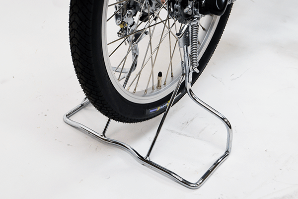 自動車のシートベルトのように調整がカンタンな巻き取り式シートベルトや、お子さまの体にフィットしやすい「まめぴたパッド」を採用。