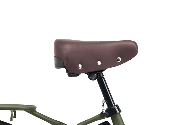 サドル下部に幅広ガードを設けているので、荷物を持っていてもラクにスタンドが立てられます。