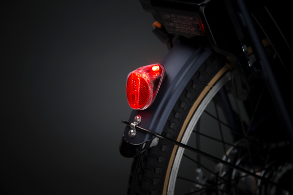 太陽光で充電し、暗くなると自動で点滅。