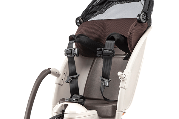 立体的に持ち上がった方ベルトを採用。そのまま手が通しやすいのでシートに簡単にお子様を座らせられます。