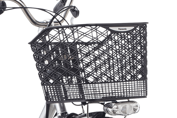 傷やヘコミに強い樹脂製大型バスケットを採用。荷物やカバンが傷つきにくいので安心です。