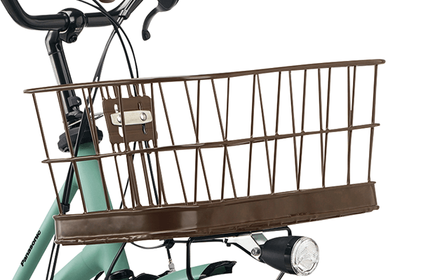 スクールバッグが収まりやい幅広バスケット。小物が落ちにくい底面メッシュ&プレートを採用しています。