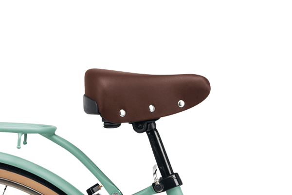 サドル下部に幅広ガードを設けることで、楽にスタンドが立てられます。