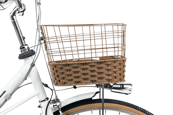 かばんを横にしたままでも入りやすい、レトロで大型な籐風バスケット。底辺は網目を細かくし、物が落ちにくい仕様です。