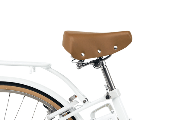 バスケットと同じカラーの、レトロでおしゃれなサドルを装備。
