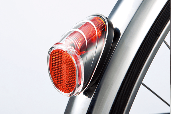 太陽光で充電。周りの明るさと振動を感知し自動点滅するので夜間の走行も安心です。